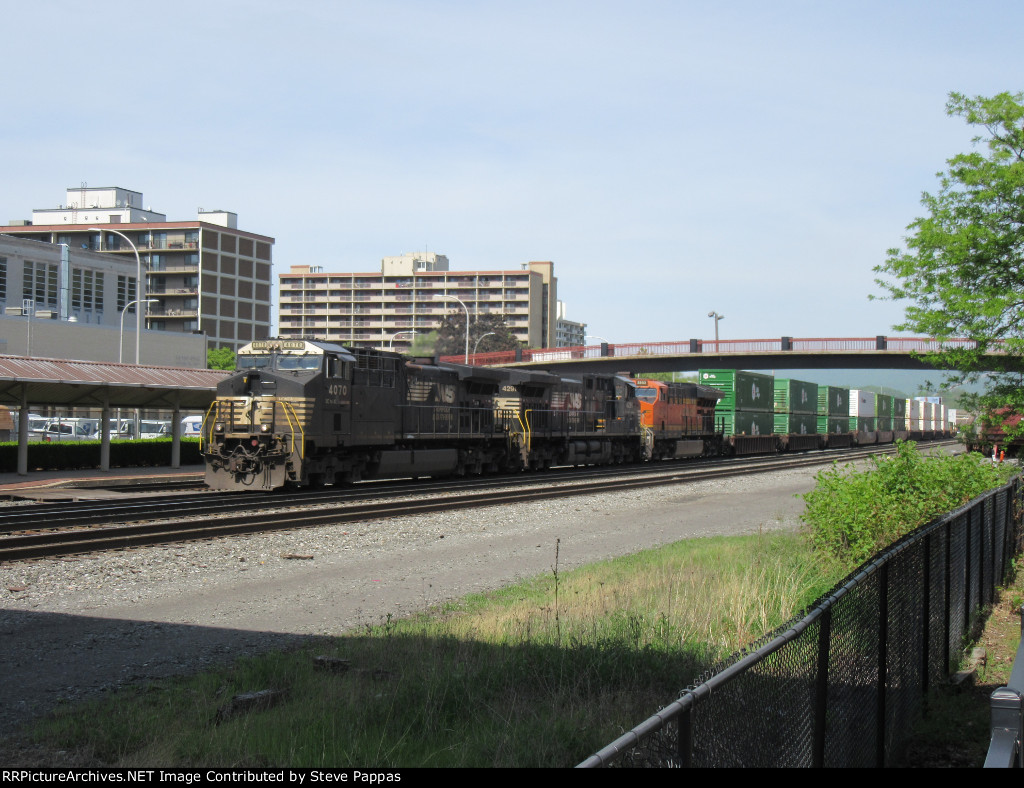 NS 4070 taking a train West